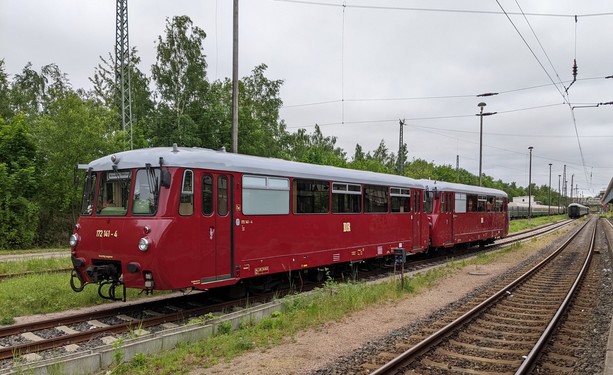 Rote Ferkeltaxe der Baureihe 172 mit DR-Logo