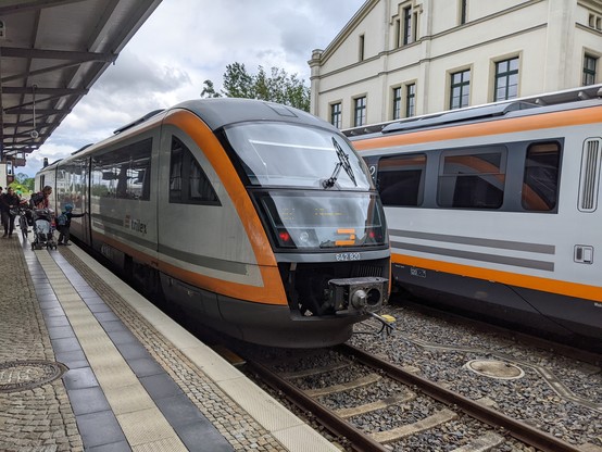 Gelb-weiß-grauer Desiro-Triebwagen als RE2 nach Liberec