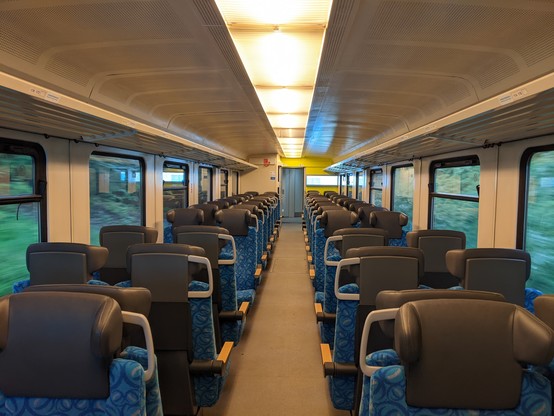 Moderner Innenraum mit blauen Sitzen