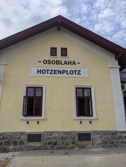 Stationsschild von Osoblaha mit deutschem Namen Hotzenplotz 