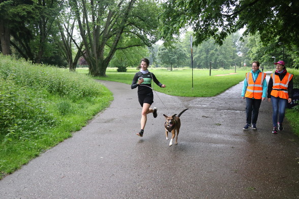Läuferin mit Hund beim Dietenbach parkrun