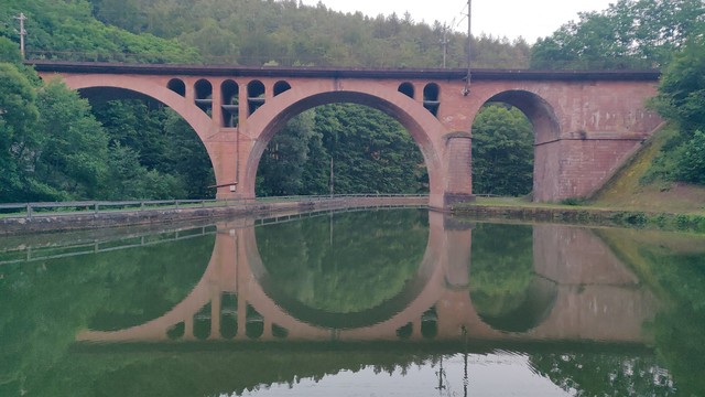 Eine Brücke über den Kanal
