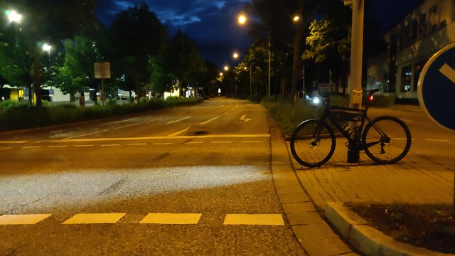 Leere große Kreuzung. Mein Fahrrad mit Licht.