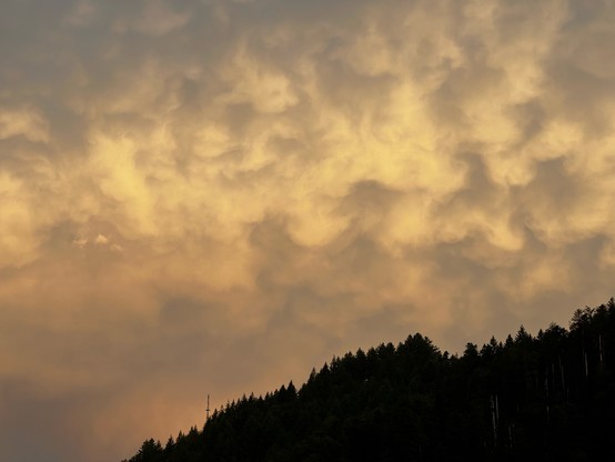 Wolken mit Mammatusform im Morgenlicht 