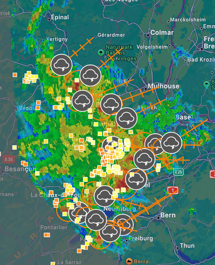 Foto vom Regenradar mit einem Gewittercluster, der auf Freiburg zu zieht