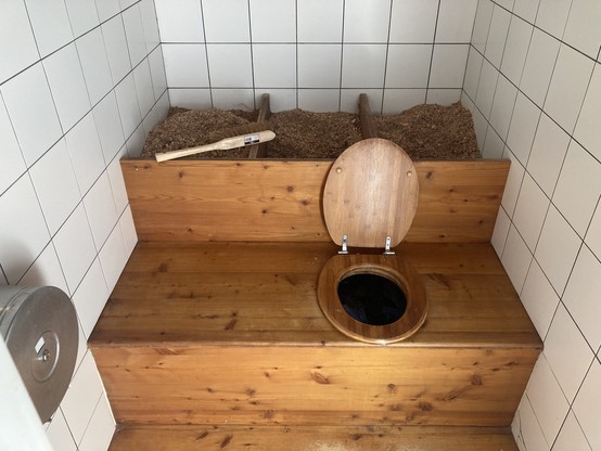 Eine großzügig angelegte Trockentoilette.