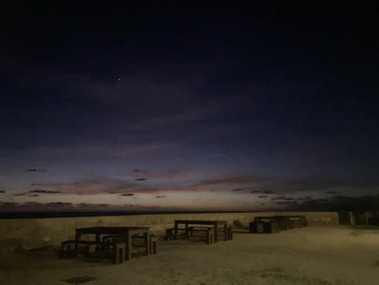 Blick auf das Meer bei später Dämmerung.