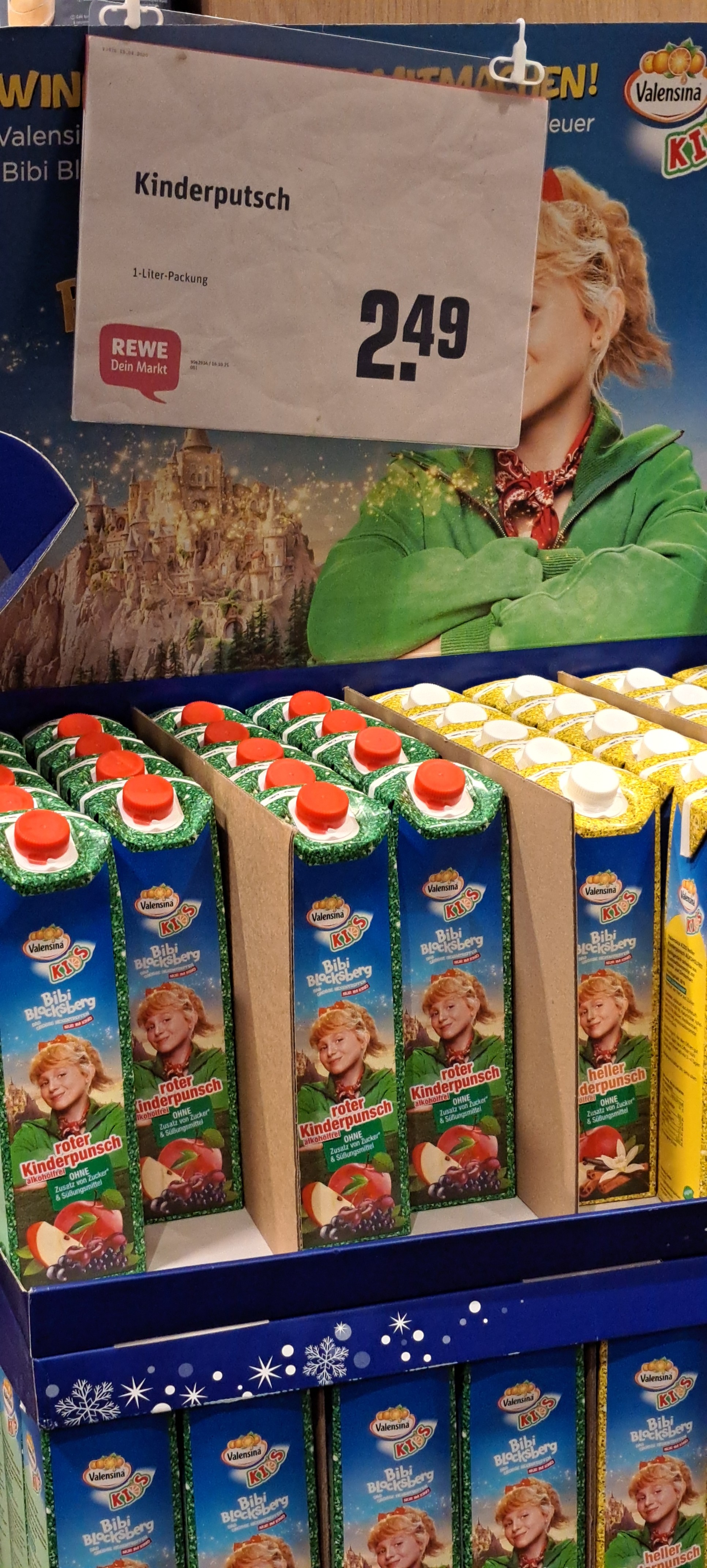 Warenaufsteller voll Kinderpunsch im Supermarkt. Das Preisschild darüber wirbt jedoch für Kinderputsch